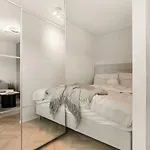 Modern And Cozy Only 5 Minutes From Center 아파트
