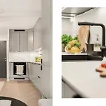 Modern And Cozy Only 5 Minutes From Center شقة *