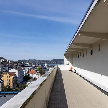 Modern And Cozy Only 5 Minutes From Center *